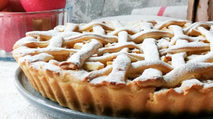 Torta mele e prugne con zucchero a velo