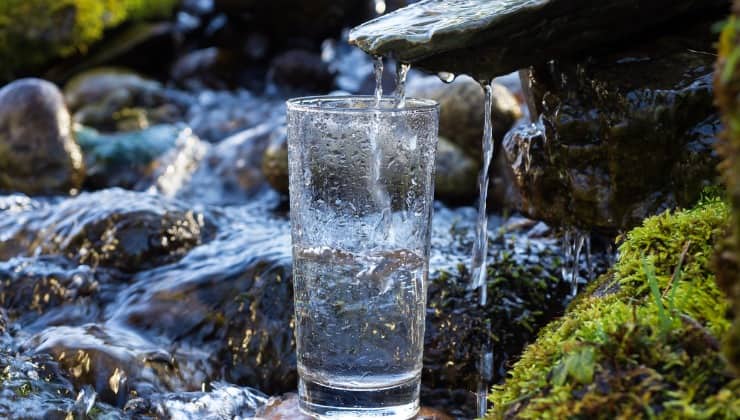 acqua minerale fonte in vetro