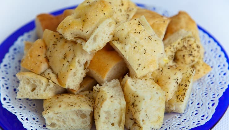 pezzi di focaccia bianca