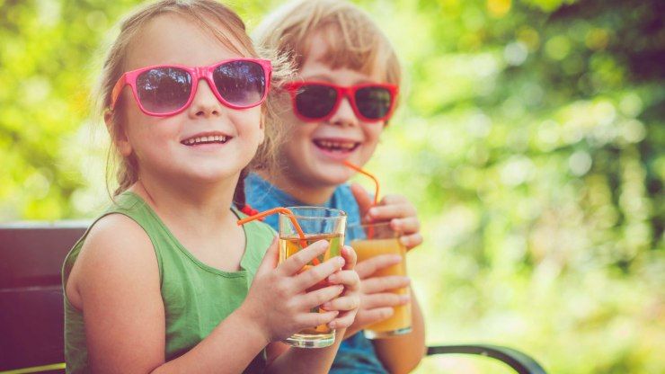 Bambini bevono succo di frutta