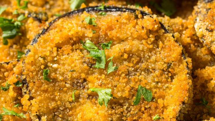 Melanzane gratinate al forno condite con foglie