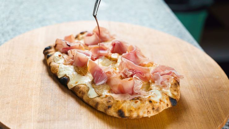 Pizza bianca romana con prosciutto