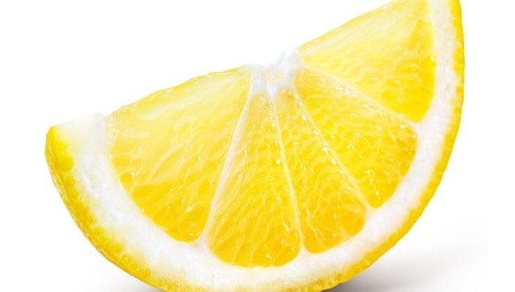 Limoni Spesi Riciclati in Frigorifero Per Deodorizzare Cattivo Odore  Fotografia Stock - Immagine di mensola, ricicli: 55242666