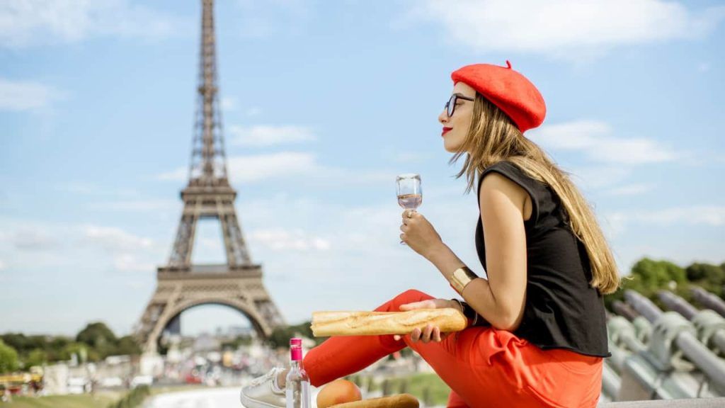 giovane mangia una baguette a parigi