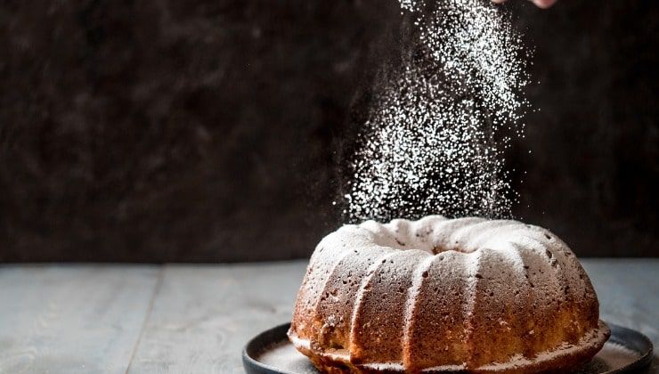 zucchero a velo su ciambellone di cucca e vaniglia