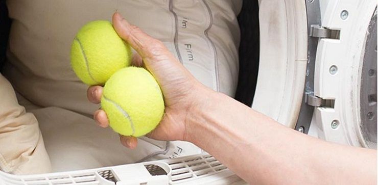 Cookist - Mette due palline da tennis in lavatrice e avvia