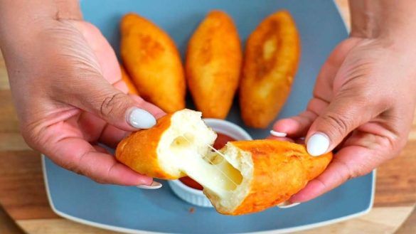 panzerotti fritti ripieni di formaggio filante