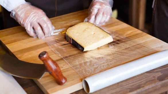 formaggio con pellicola