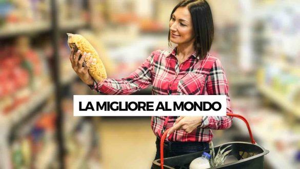 donna che compra pasta