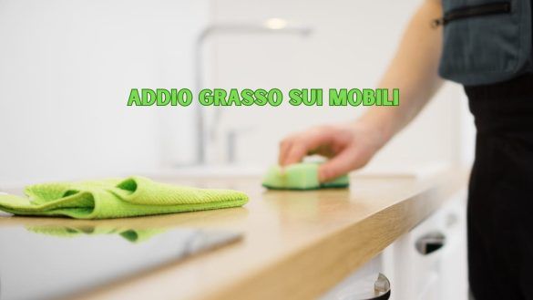 Pulire mobili della cucina