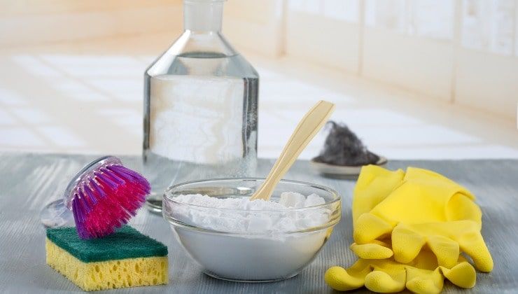 Lavarsi le mani col sapone dei piatti fa male? La risposta non è