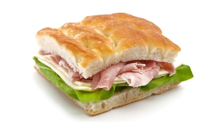 Focaccia farcita prosciutto e formaggio