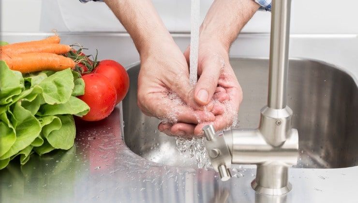 Lavarsi le mani in cucina