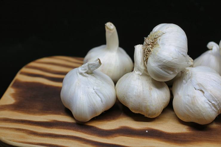Cosa potrebbe accadere al corpo se mangi tutti i giorni l'aglio: inaspettato