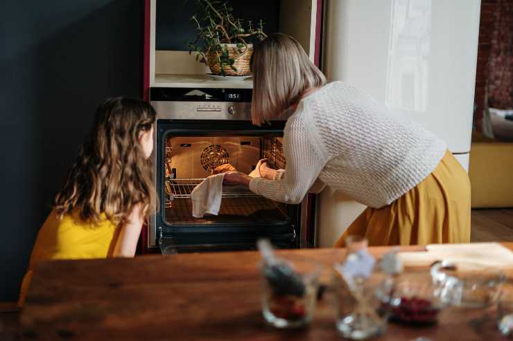 Una persona che cucina