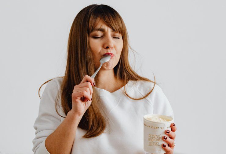 Una persona che mangia il gelato