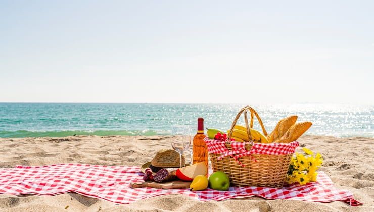 Cestino da pic-nic in spiaggia