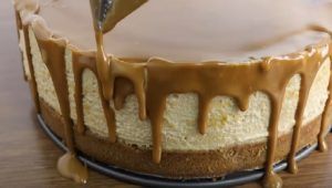 Crema biscotto fusa su torta