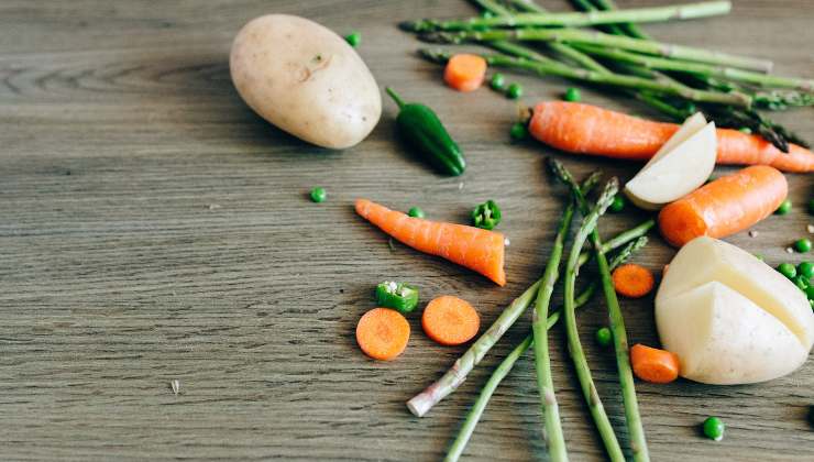 Piatto salutare con ingredienti svuota-frigo