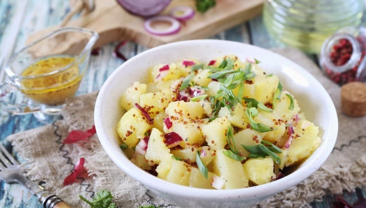 Insalata di patate con cipolle rosse e verdi