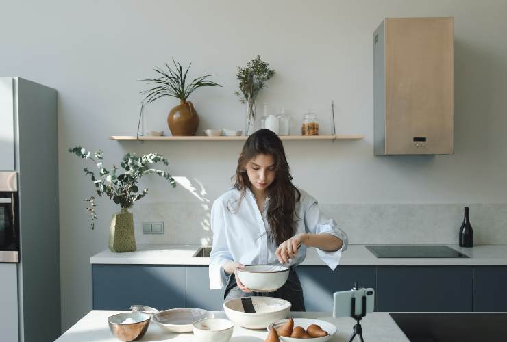 Una donna che cucina