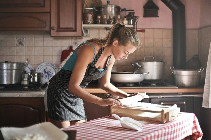 Una donna che cucina