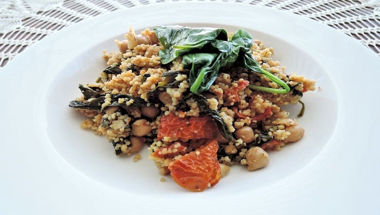 Mangiare con le mani cibo tipico, couscous