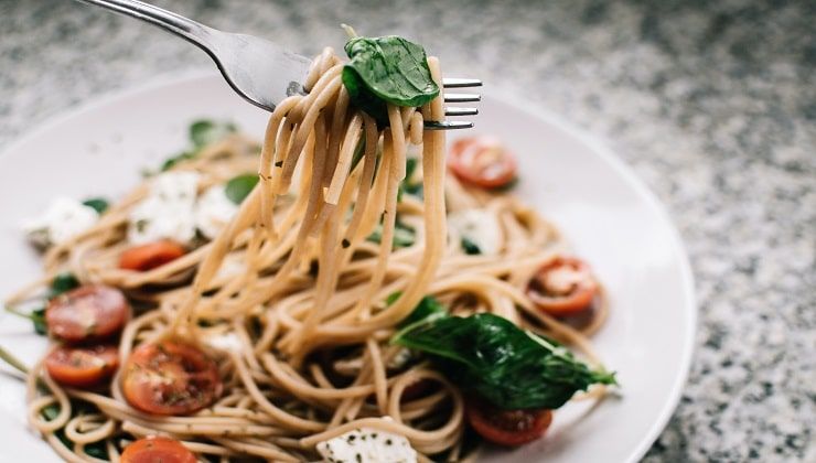 Usanze a tavola, tagliare la pasta