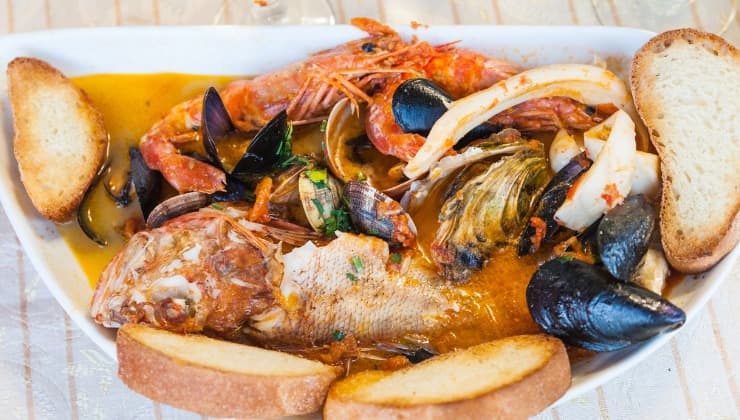 Zuppa di pesce con frutti di mare