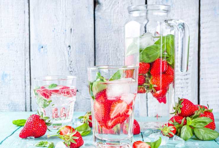 Acqua aromatizzata alle fragole