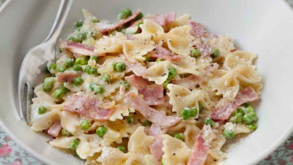 Farfalle con piselli e prosciutto