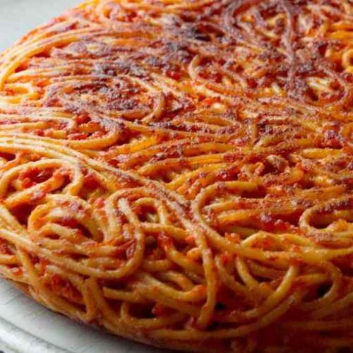 Sembra una frittata di pasta ma non lo è, gli invitati resteranno sbalorditi