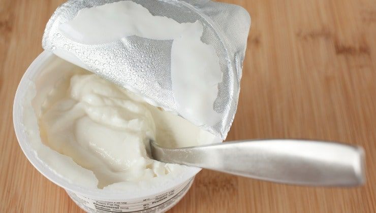 Confezione aperta di yogurt greco