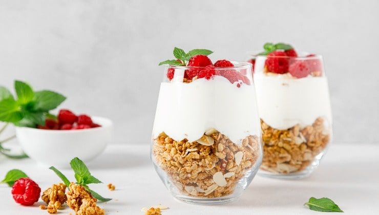 Muesli con yogurt bianco e lampone