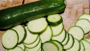 Zucchine tagliate a rondelle