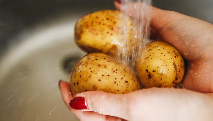 Strepitosa parmigiana di patate, si fa tutto a crudo: cosa mettere prima di  infornare