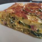 Torta salata di zucchine. porzione