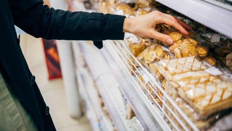 Donna sceglie i biscotti al supermercato