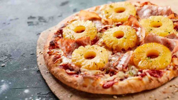 Pizza con ananas