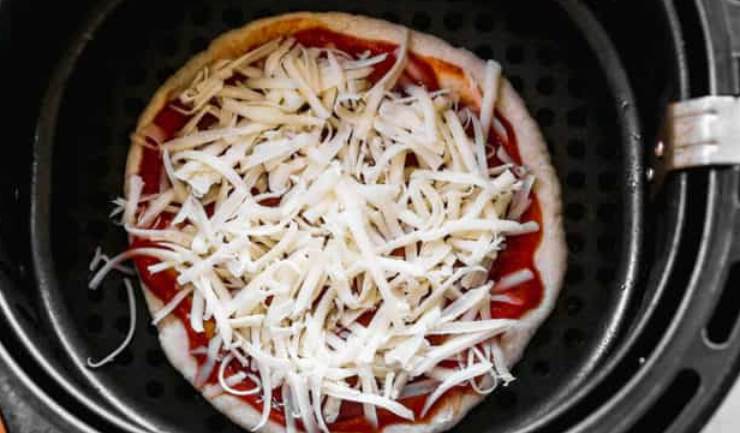 Pizza in friggitrice ad aria, una ricetta semplice alla portata di tutti