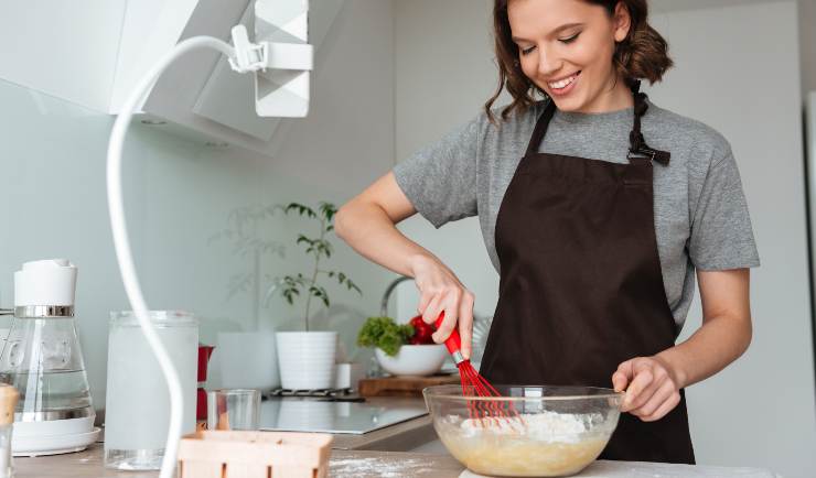 Una donna che cucina