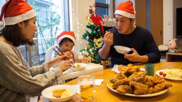 Giapponesi mangiano il pollo fritto a Natale