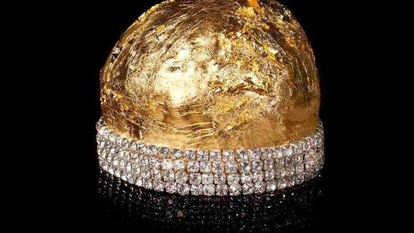 Panettone rivestito da foglie d'oro e diamanti