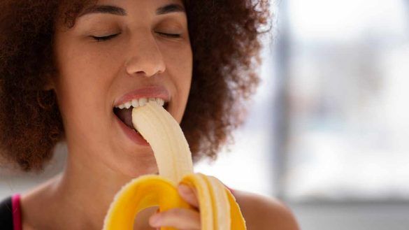 Una donna che mangia la banana