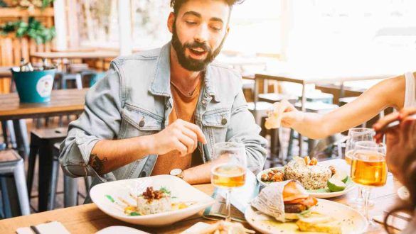 Una persona che mangia