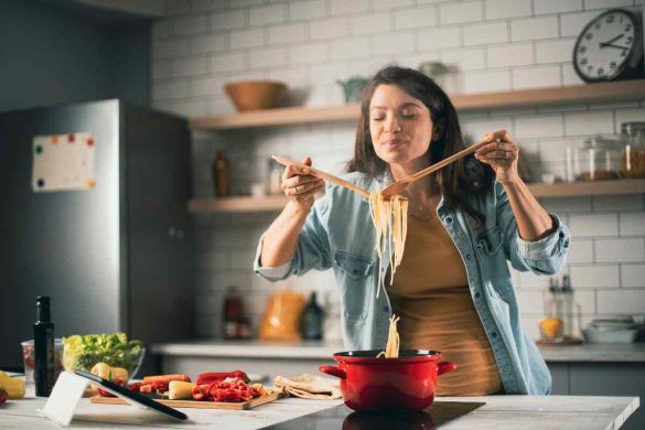 Una donna incinta che cucina