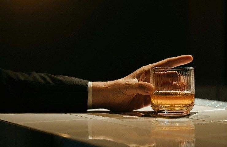 Uomo aristocratico con bicchiere di scotch