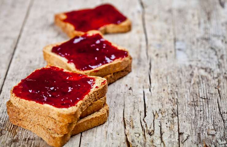 Fette biscottate con marmellata