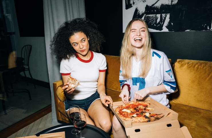 Due persone che mangiano la pizza