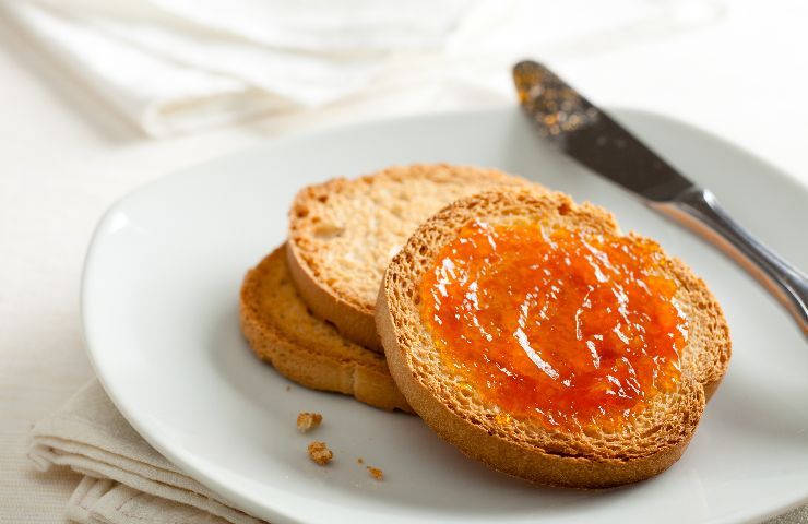 Fette biscottate con marmellata calorie